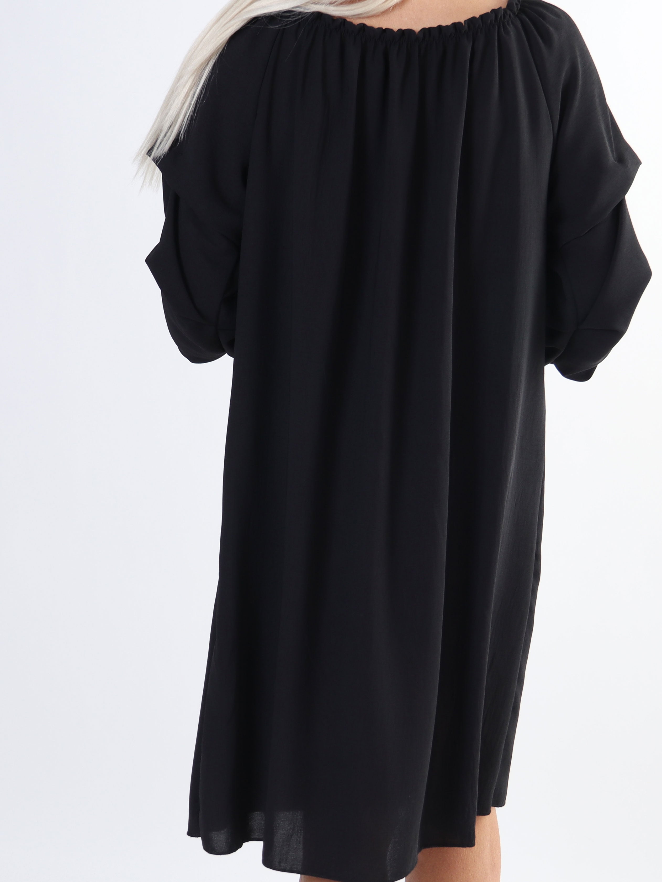 Joanna - Plus size kjole i viskose med rynk på ærmerne